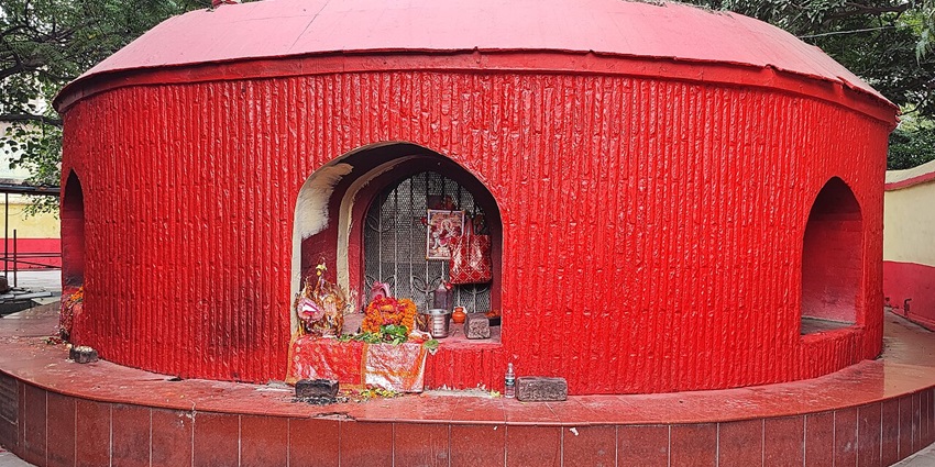 Agam Kuan in Patna, a circular well enclosed by brick with eight arched windows