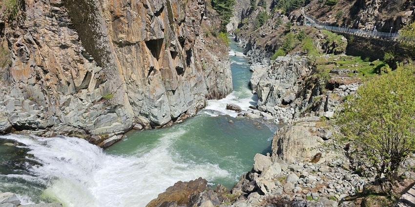 Aharbal Waterfall is one of the largest waterfalls in Jammu and Kashmir with coniferous forests