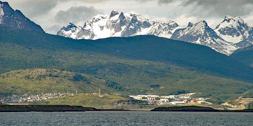 A picture of a scenic lake near the Chingus Fort with views of snow-covered mountains in the background