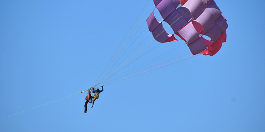 Akira Tours offers skilled trainers and high-quality gear to enjoy paragliding in Dubai.