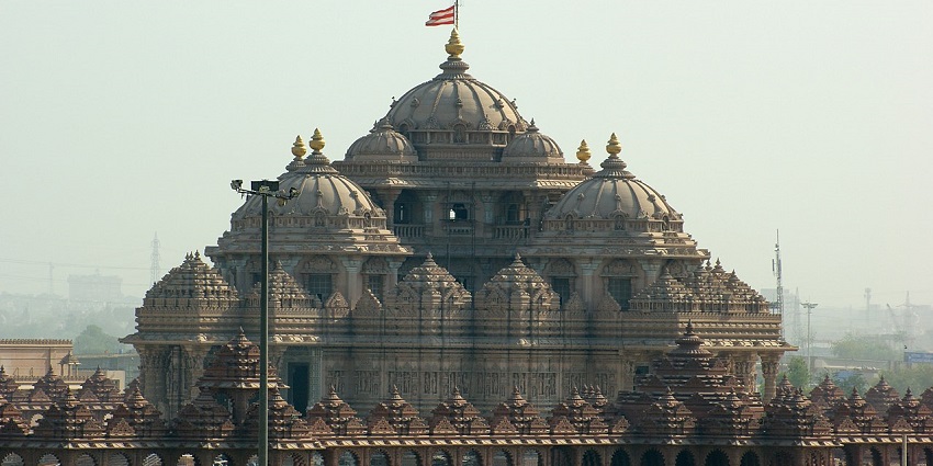Exploring the Akshardham Temple is among the top things to do in Delhi in summers.