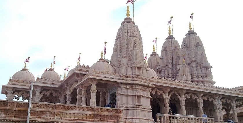 Pay your respects at the Akshardham Temple in Delhi NCR and explore the historic architecture