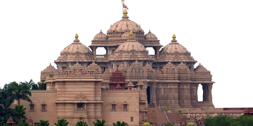 A panoramic view of the majestic BAPS Temple surrounded the gardens and greenery
