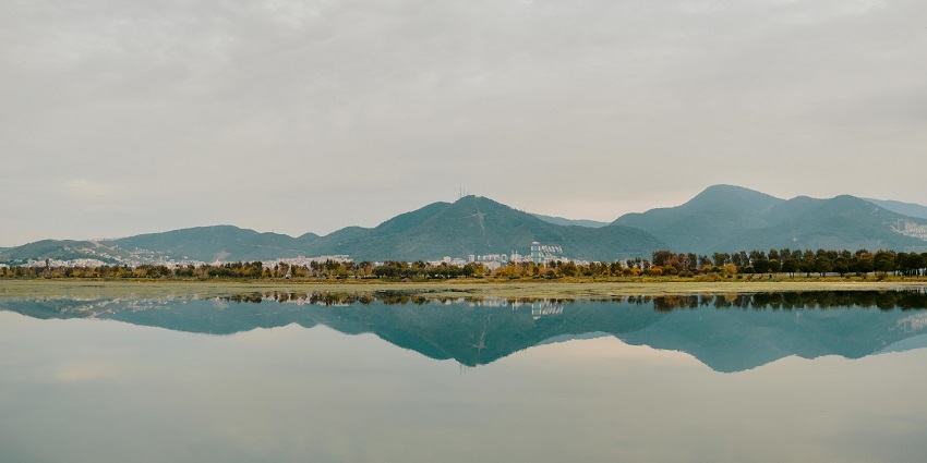 You can visit this artificial lake, called Al Qudra Lake, to enjoy kayaking in Dubai.