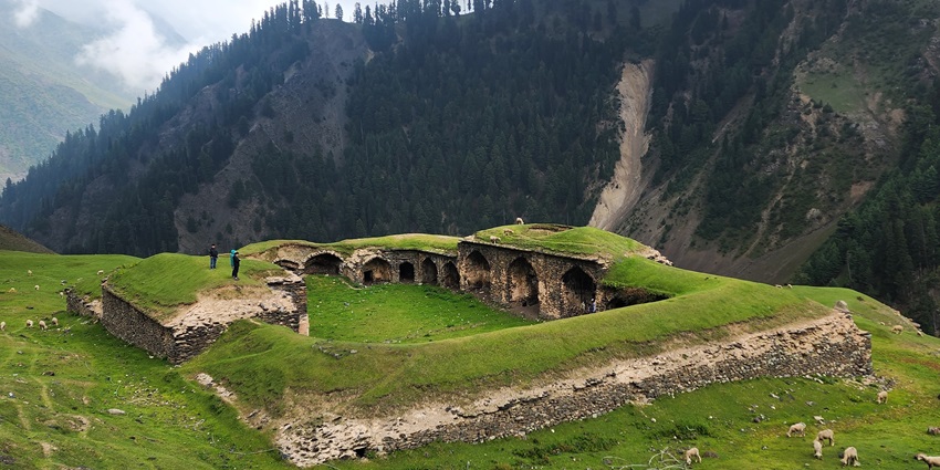 A picture of a historical Mughal era built using traditional architecture near Chingus Fort