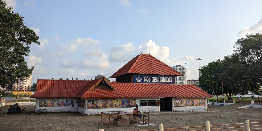 Image of Aluva Manappuram Siva Temple - one of the popular temple in Kochi