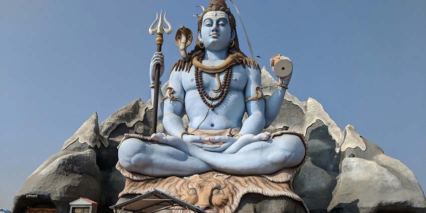 A towering Shiva statue elegantly perched at the Amaravathi Amaralingeswara Swamy.