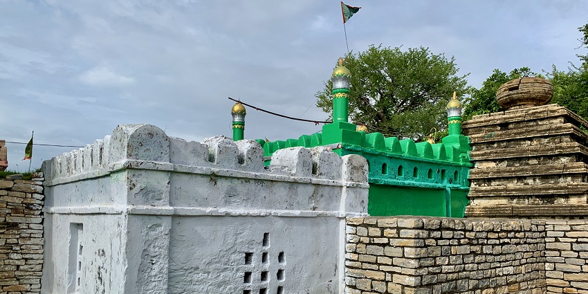 Ameen Peer Dargah is a tourist attraction near the Vontimitta Temple and a famous Sufi shrine