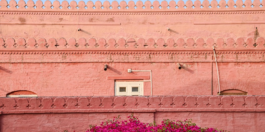 The best time to visit this fort is during the winter months from October to March