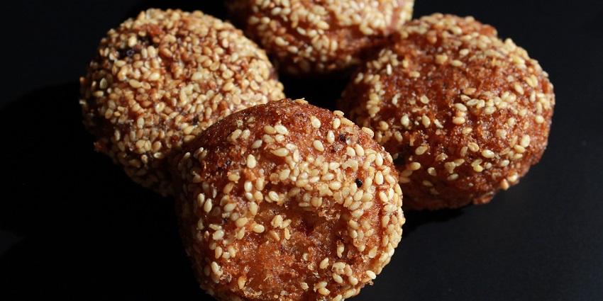 Anarsa is the ideal traditional dish for sweeth tooths to try while exploring city's delicacies