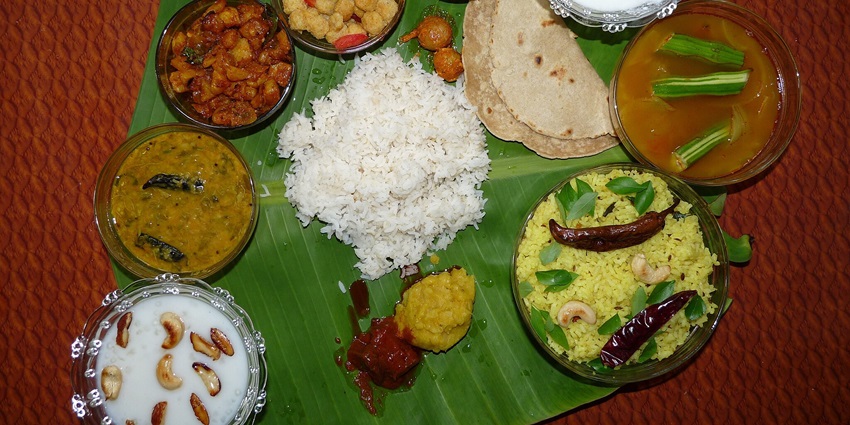 Savour a variety of delicious South Indian dishes and sweet dishes at the restaurants near this temple