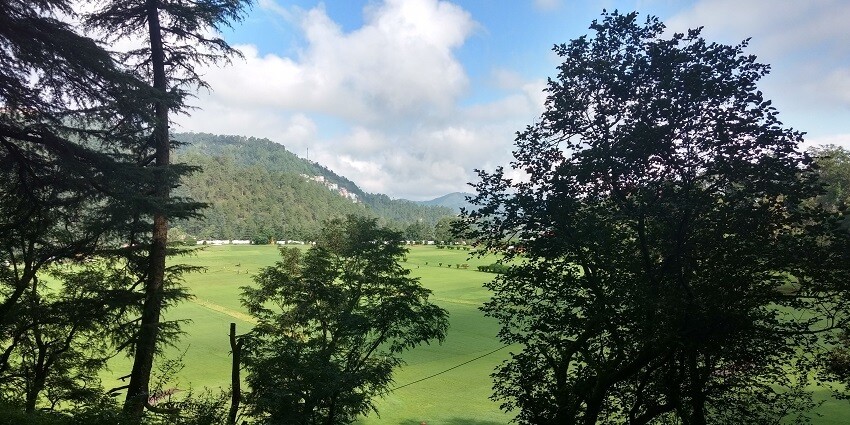 Picnicking at Annandale is one of the best things to do in Shimla in June