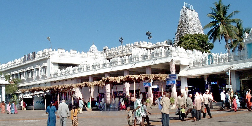 Seeking blessings at Annavaram Temple is one of the best things to do in Lambasingi.