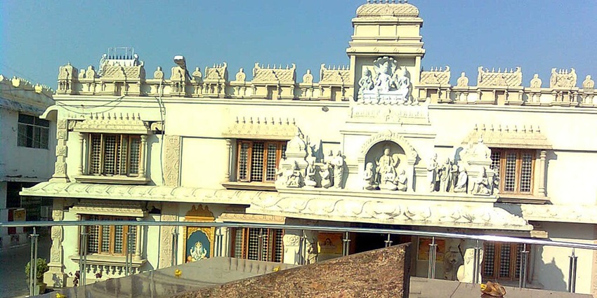 The Annavaram temple complex houses the famous Sri Veera Venkata Satyanarayana Swamy Temple