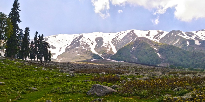 Apharwat Peak is a snowboarders delight with steep plummets and rough terrains
