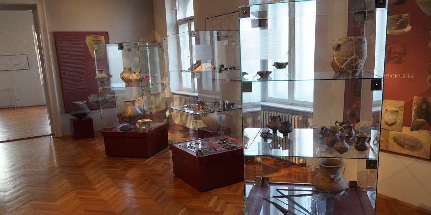 Get to know more about tribal life by exploring the archaeological exhibition room.