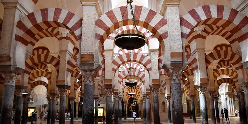 The intricate carvings and patterns of the ceiling makes the place a popular among tourists.