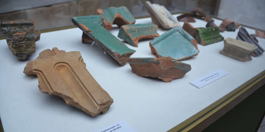 Explore the ancient artefacts displayed at Dubai Museum's archaeological section.