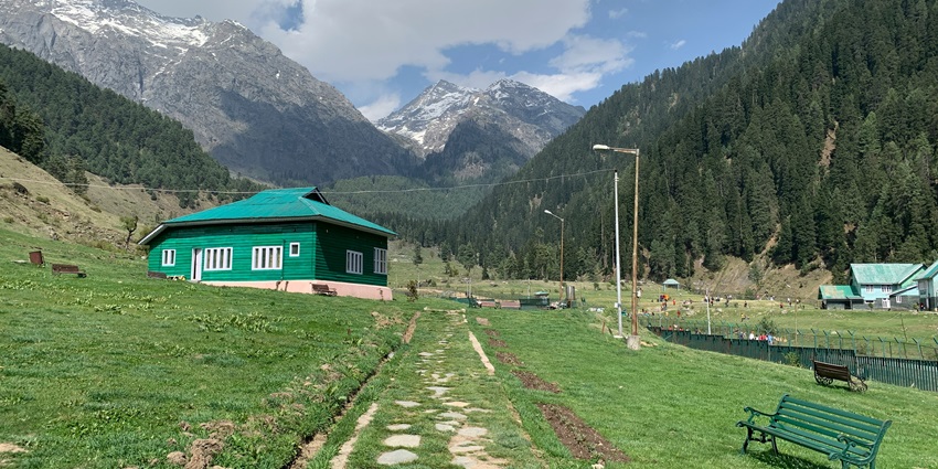 Aru Valley is one of the best places to visit around Betaab Valley in March for everyone.
