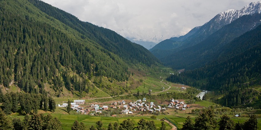 In the month of April, you can enjoy trekking through lush landscapes of the Aru Valley.