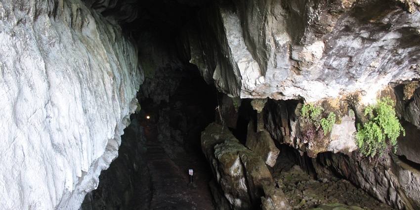 A picture of a cave system with a narrow opening visible from the outside