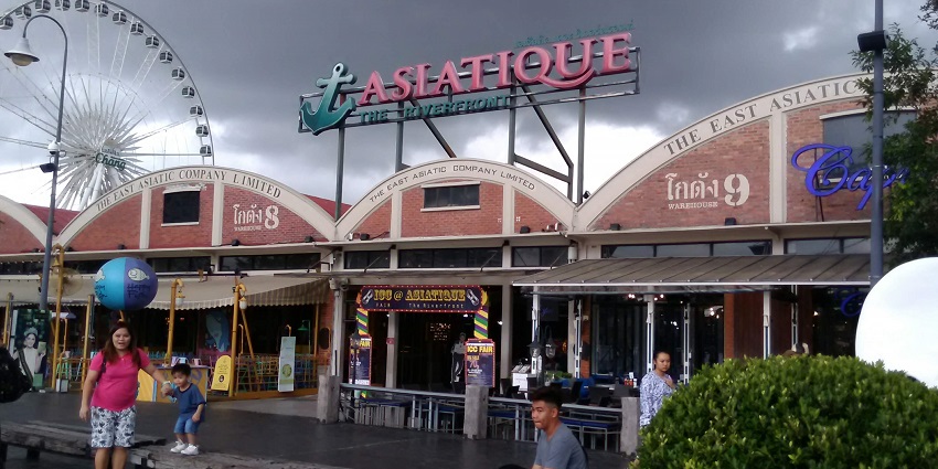 Special performances and live entertainment captivate the crowd throughout the night at Asiatique.