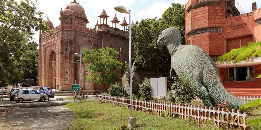 Explore the unique artefacts and traditional crafts at the famous Assam Statе Musеum.