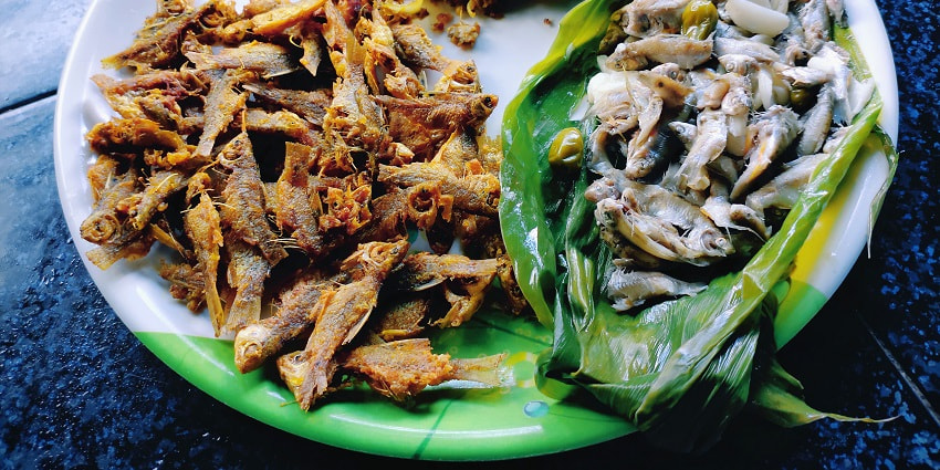 Patot Diya Maas, a traditional Assamese-style small fish steamed in a banana leaf and Bhoja Maas, which is fried fish, is served at many places.