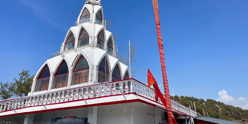 Pilgrims from all over the country visit this temple and immerse themselves in the serenity
