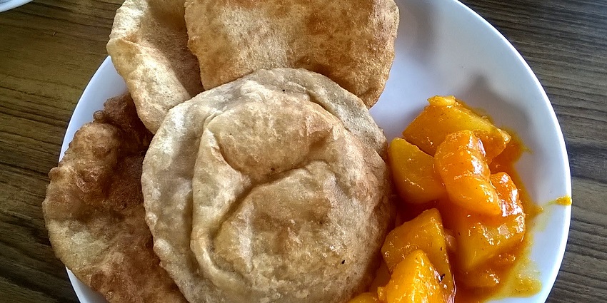 Babru served with chutney is a famous street food in Manali that tourists should give a try.