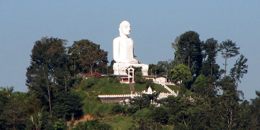 The iconic Buddha statue at Bahirawakanda Vihara Buddha Statue is a sight to behold.