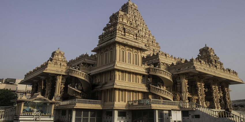 An astounding picture of a popular place for praying with amazing architectural beauty.