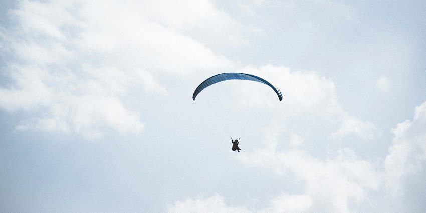 A person winging his way up on the air and enjoying scenic vistas of Baliman Dara.