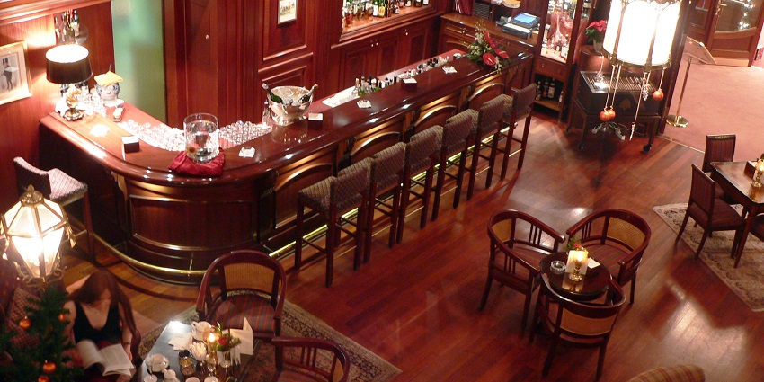 Enjoy the refreshing drinks at the popular pubs and bars to enjoy Shillong nightlife.
