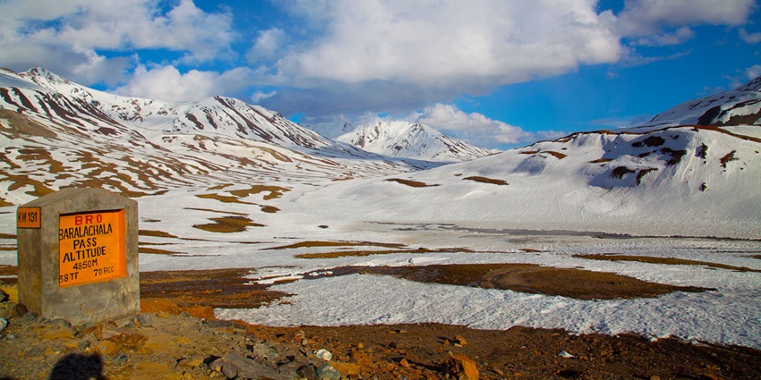 Snapshot from the Baralacha La Pass which is completely covered in the thick snow