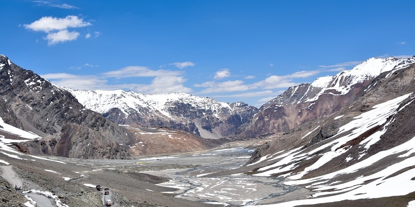 Baralacha La Pass gives you views of the astonishing snow-covered ranges that are beautiful, neat, and clean.