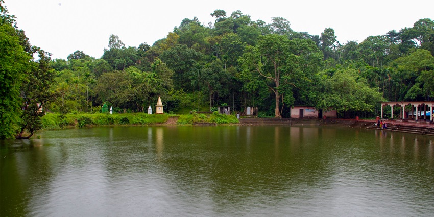 Take a holy dip at the kund of Basistha Ashram on your visit to Basistha Temple.