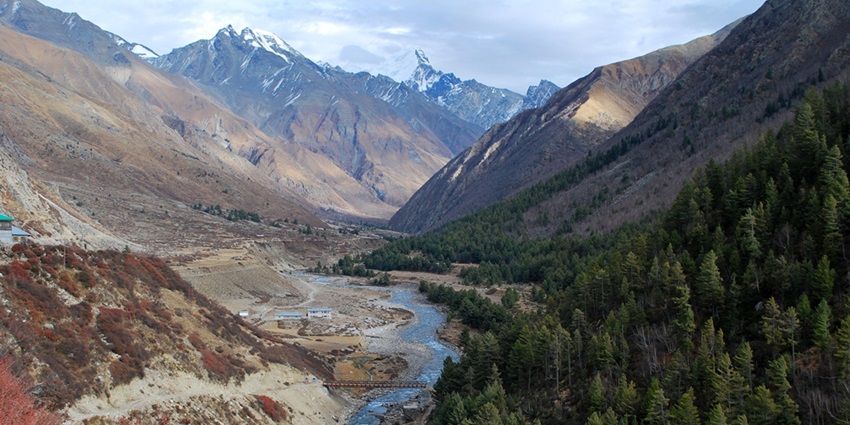 Baspa River renders scenic spots for people to enjoy picnicking while enjoying the surrounding serenity.