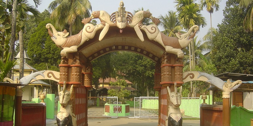 A picture of the entrance of a tourist attraction in Nagaon with intricate art on the gate