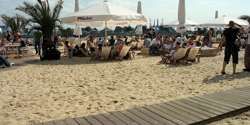 Various beach clubs provide a warm evening to enjoy nightlife in Abu Dhabi.