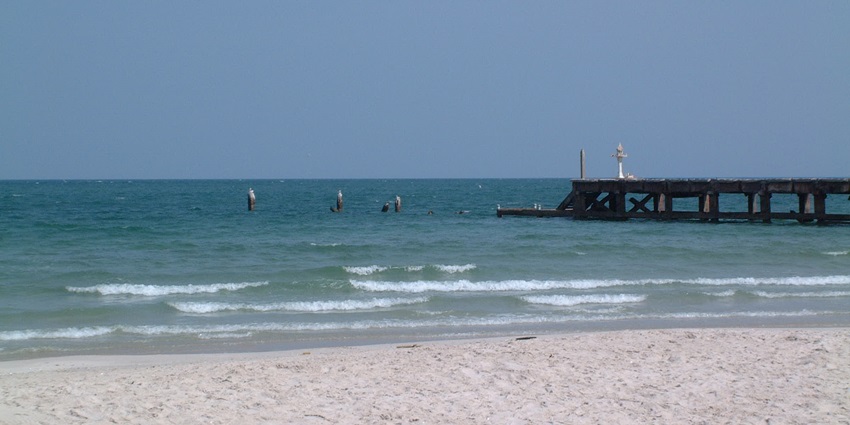 Scenic Hua Hin Beach in Bangkok with soft sand, gentle waves, and a relaxed atmosphere.
