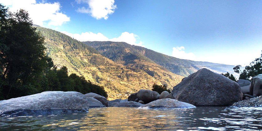 Sit back and relax near the serene Beas River, one of the places to visit in Manali in May.