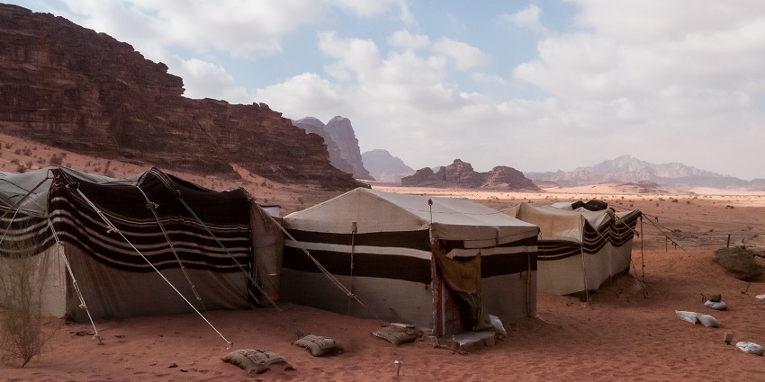This place lets you enjoy barbecues, bonfires, and a lot more while staying amid the desert.