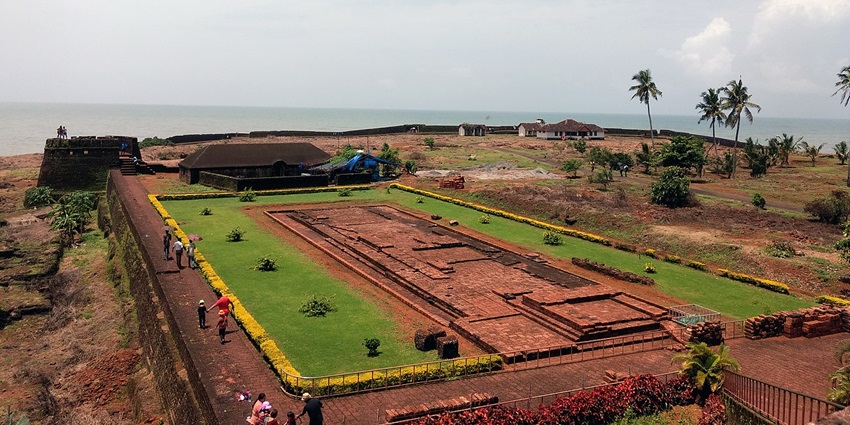 Image of Bekal Fort kerala surrounded by lush green field garden - places to visit in kerala in september