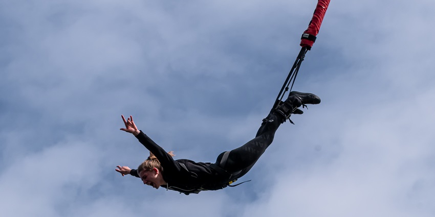 Plan a trip to this tropical paradise and enjoy the exciting bungee jumping in Thailand.