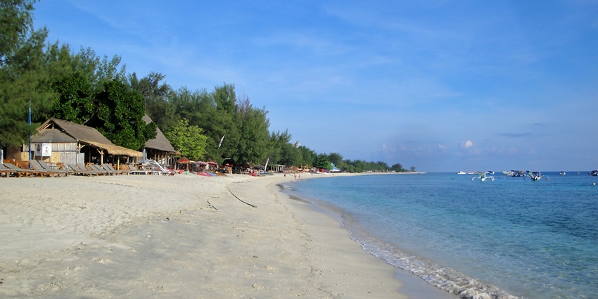 A picture of a beach with resorts and eateries, famous for scuba diving in Gili Trawangan