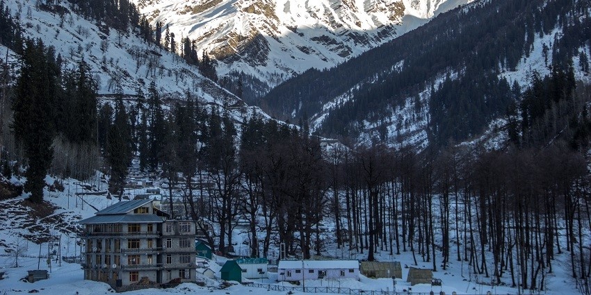 A picture of a snow-capped mountain range in Manali near the Tibetan Monastery