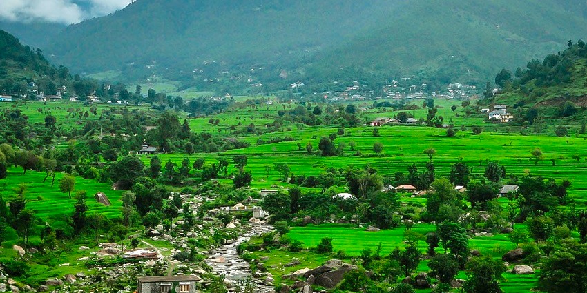 Witness the mesmerising scenic natural beauty surrounding the famous Kamrunag Temple.