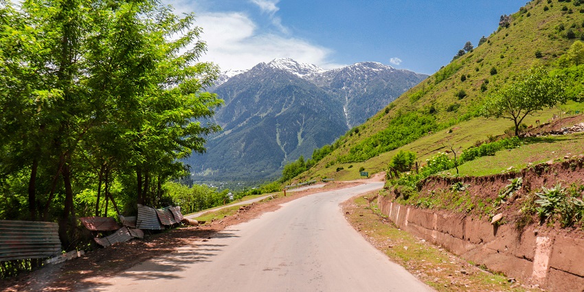 An amazing view of a road passing through the lush green mountains in Jammu and Kashmir.