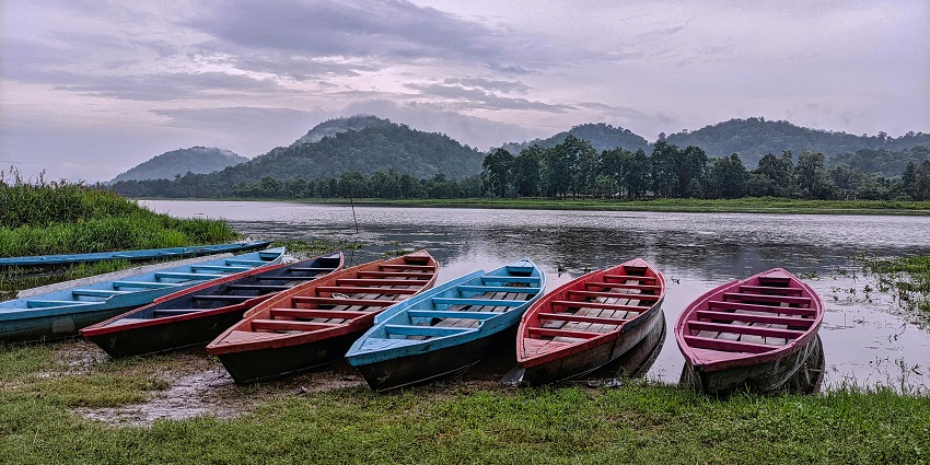 A mesmerising view of a lake with mountains in the background during the daytime.